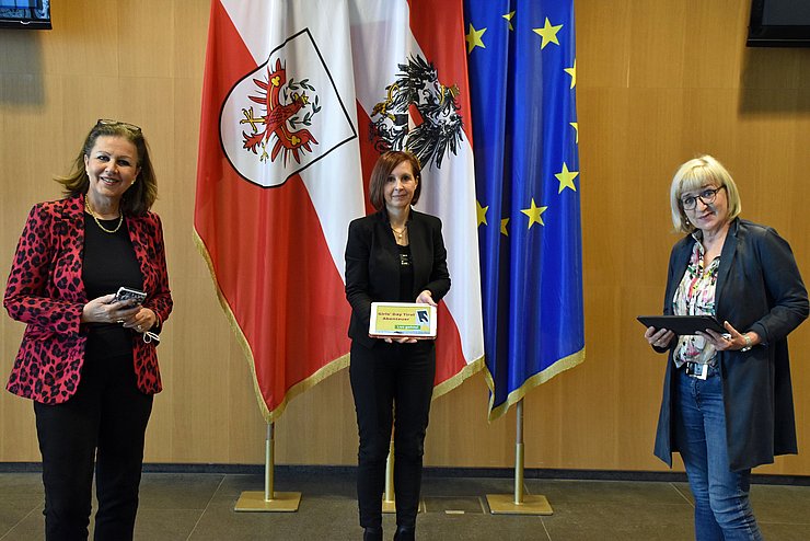 Wirtschafts- und Jugendlandesrätin Patrizia Zoller-Frischauf, Frauenlandesrätin Gabriele Fischer und Arbeits- und Bildungslandesrätin Beate Palfrader präsentieren das digitale Girls’ Day Abenteuer, das interessierten Mädchen helfen soll, die Zeit bis zum analogen Girls’ Day Tirol im Juni zu überbrücken.