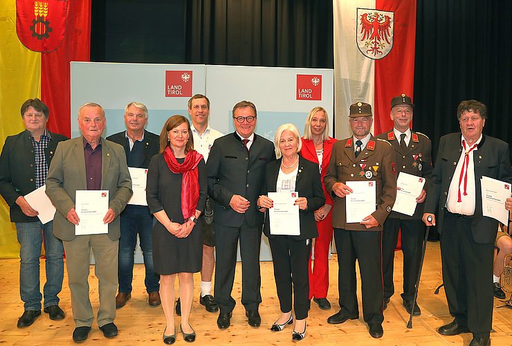 LH Günther Platter (mitte) und die Ausgezeichneten aus der Gemeinde Haiming mit Bürgermeisterin Michaela Ofner (4. v. re.) und Eva Loidhold (BH von Imst, 4. v. li.) bei der Ehrung.