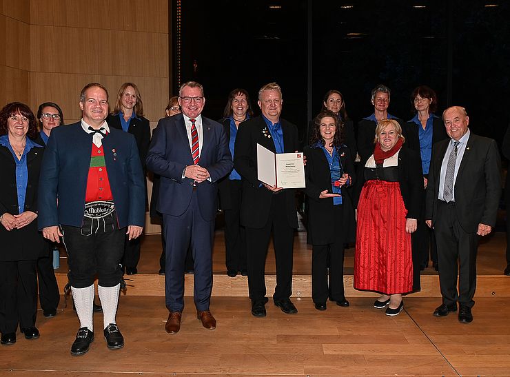 LR Johannes Tratter überreichte den Landespreis 2021 in der Kategorie "Gemischte Chöre und Ensembles" an den Gospelchor Wildschönau.