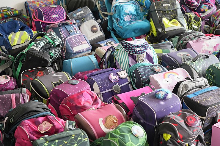 © Land Tirol/Dorfmann Viele Schultaschen nebeneinander