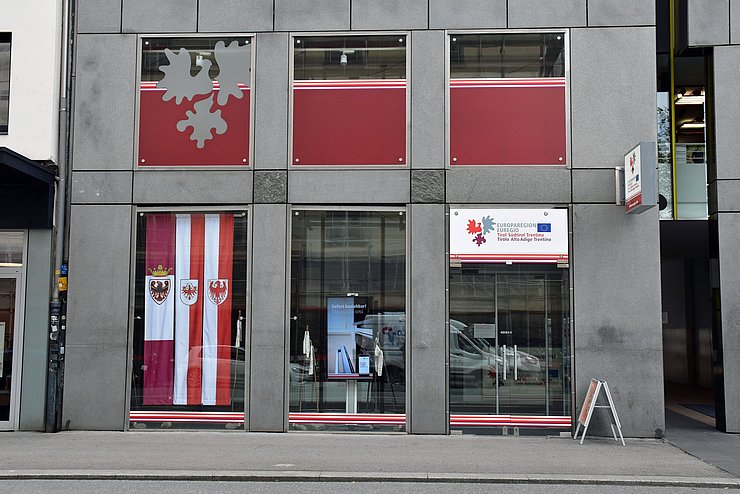 Auf dem Bild ist der Euregio-Infopoint in Innsbruck von außen zu sehen.