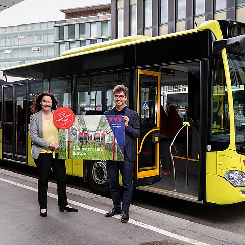 Landeshauptmann Stellvertreterin Felipe und VVT-Geschäftsführer Jug laden zur Teilnahme am Gewinnspiel ein
