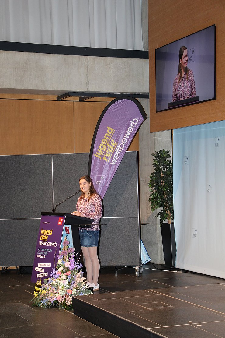 Jugendliche spricht in Mikrofon