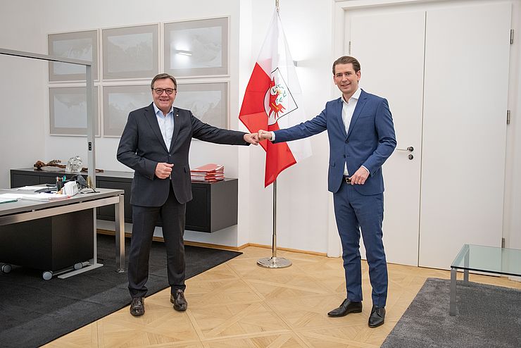 LH Günther Platter begrüßte Bundeskanzler Sebastian Kurz in seinen Amtsräumlichkeiten. 