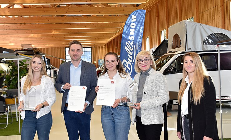 V. li. beim Auszeichnungstermin Jasmin Schweiger (Lehrlingsausbilderin Autohaus Schweiger GmbH), Simon Schweiger (Geschäftsführer Autohaus Schweiger GmbH Reutte), „Lehrling des Monats Dezember 2022“ Linda Schrötter, Arbeits- und Bildungslandesrätin Beate Palfrader und Stephanie Alber (Buchhalterin Autohaus Schweiger GmbH). 