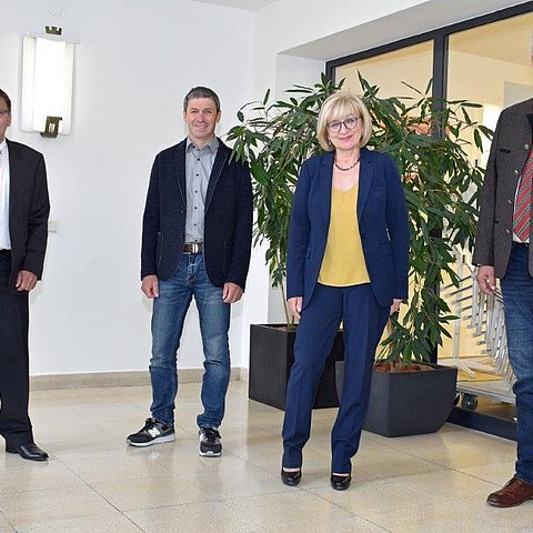 Beate Palfrader mit den Bürgermeistern der Gemeinden Kematen, Gries und St. Sigmund im Sellraintal.