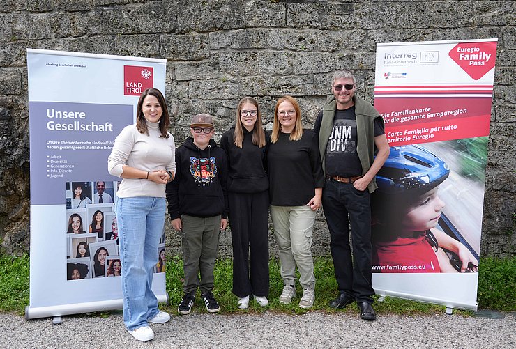 Landesrätin Astrid Mair mit Familie vor Rollup