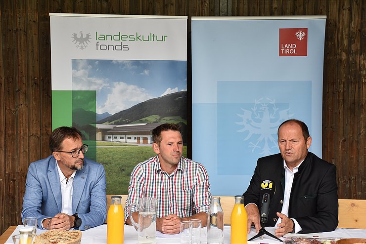Im Rahmen des heutigen Pressetermins wurde die Bilanz 2024 des Landeskulturfonds präsentiert und am Beispiel des Familienbetriebs „Sillerhof“ verdeutlicht, wie die Kombination aus verschiedenen Standbeinen und Innovationskraft den Weg für eine nachhaltige und zukunftsorientierte Landwirtschaft ebnet.