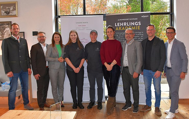 © Land Tirol/Gerzabek V. li. bei der Auszeichnungsfeier im Alpenresort Schwarz Rene Lechner (Fachlehrer Tiroler Fachberufsschule für Tourismus und Handel Landeck), Martin Kapeller (BGM Mieming), Arbeits- und Jugendlandesrätin Astrid Mair, „Lehrling des Monats Oktober 2025“ Eva Maizner, Lennart Weber (Küchenchef Alpenresort Schwarz), Katharina Pirktl (Geschäftsleitung Alpenresort Schwarz), Josef Walch (Bgm Inzing), Klaus Rainer (Vizepräsident Arbeiterkammer Tirol) und Nico Tilg (Bezirksstellenleiter Imst Wirtschaftskammer Tirol).