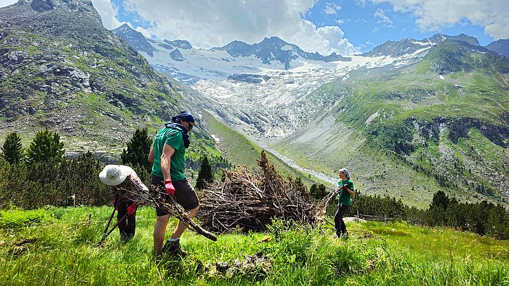 © Naturpark Zillertaler Alpen Menschen auf Wiese