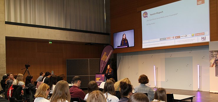 Jugendliche spricht vor Publikum