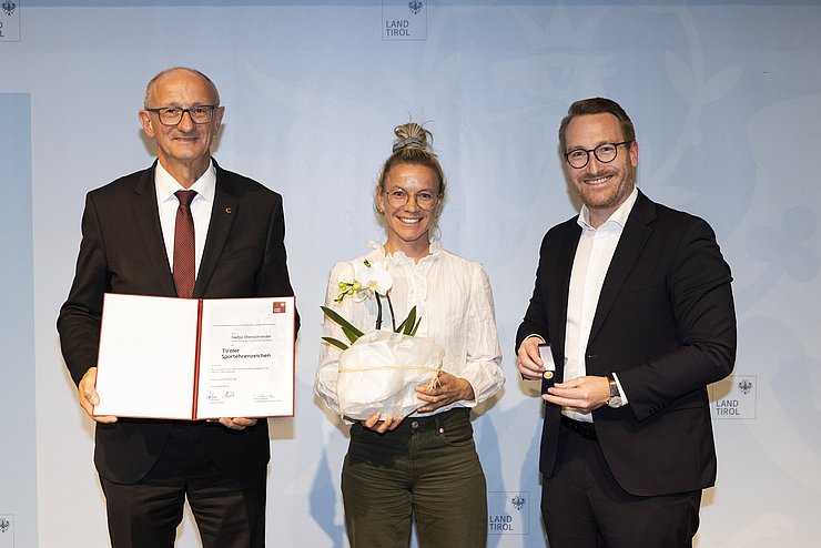 © Land Tirol/W9 Mario Webhofer v.l.n.r.: LH Anton Mattle, Nadja Oberschneider, 1.LH-Stv. Philip Wohlgemuth