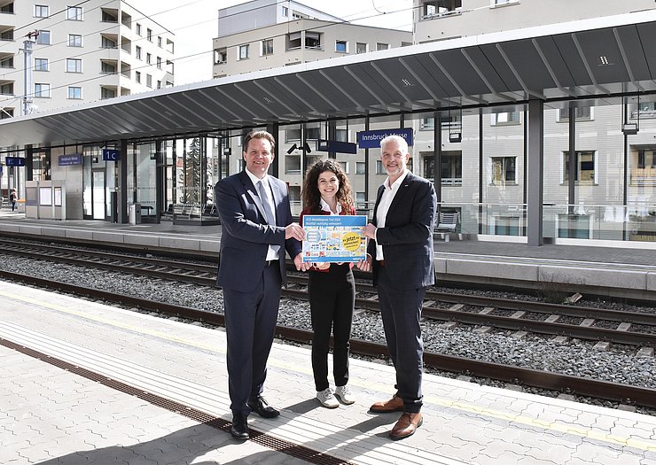 Gruppenfoto an der Bahnhaltestelle Innsbruck Messe