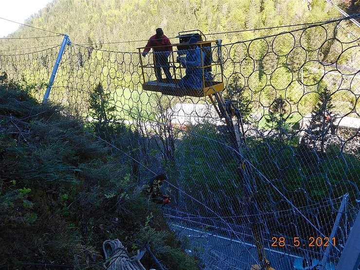 Einbau Steinschlagschutzunetz zwischen den Stahlstützen