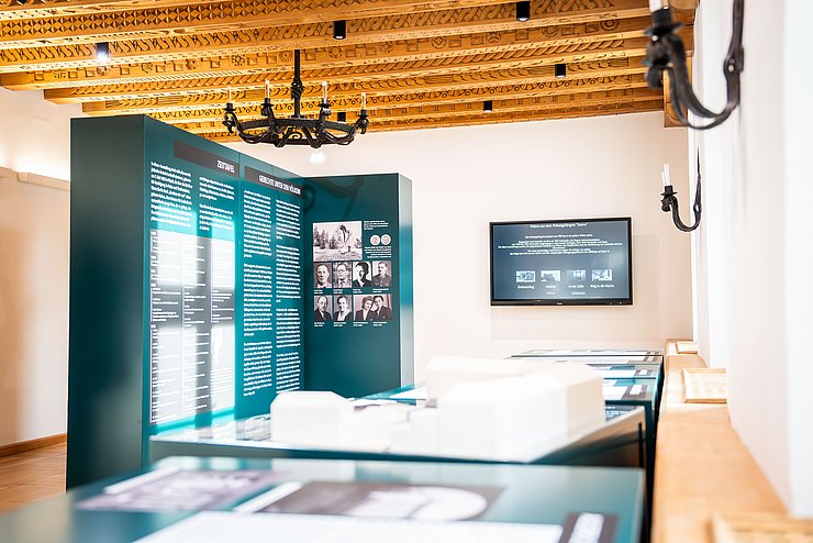 Überblicksfoto der neuen Ausstellung im Landhaus.