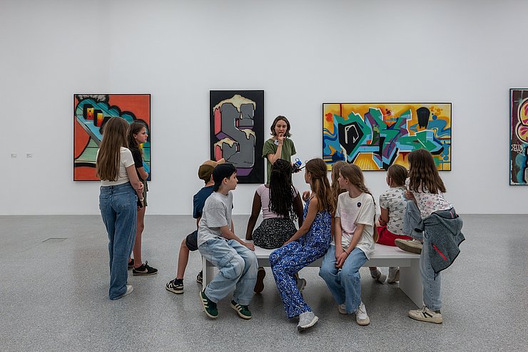 Momentaufnahme der Abschlussveranstaltung von KIDS – „Kunst in die Schule“ im Museion in Bozen (Südtirol) am 10. Juni 2025 mit Kindern und Jugendlichen aus allen Euregio-Ländern.