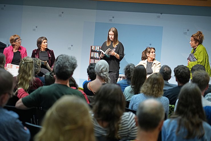 © Land Tirol/Trenker Theatergruppe spielt Stück auf Bühne vor Publikum