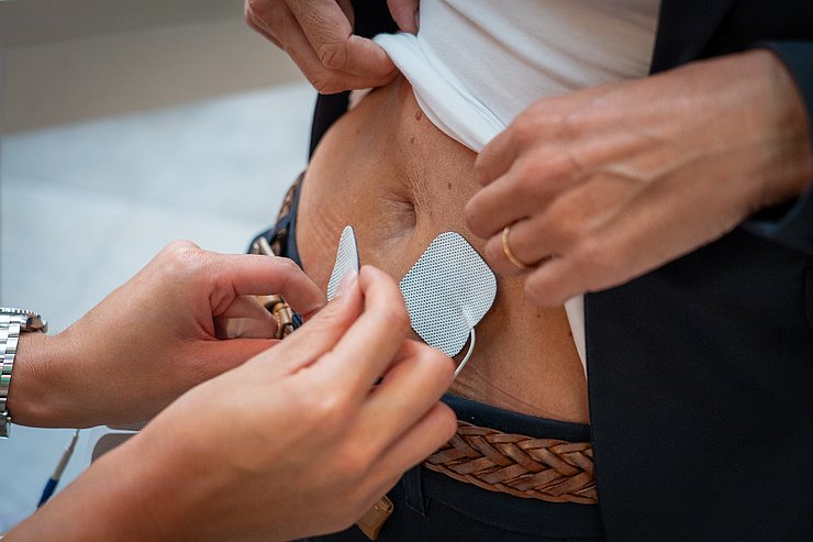 © Land Tirol/Neuner Klebepads auf einem Bauch.