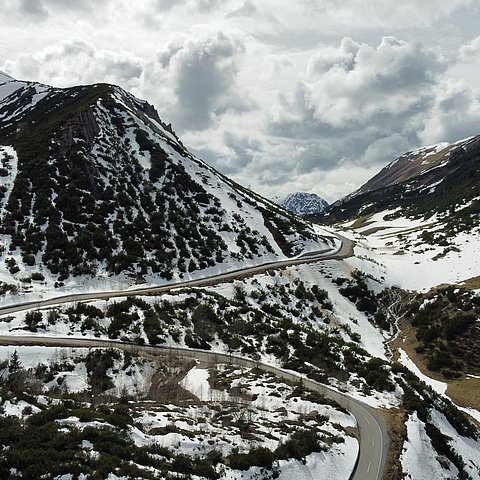 Ein aktuelles Foto von der Passstraße am Hahntennjoch.