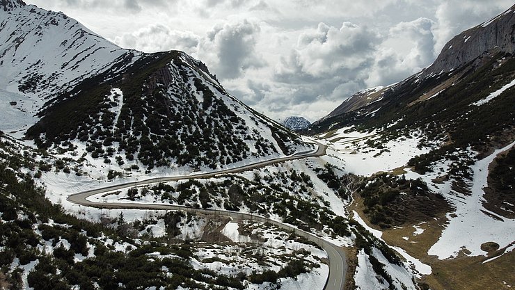 Ein aktuelles Foto von der Passstraße am Hahntennjoch.