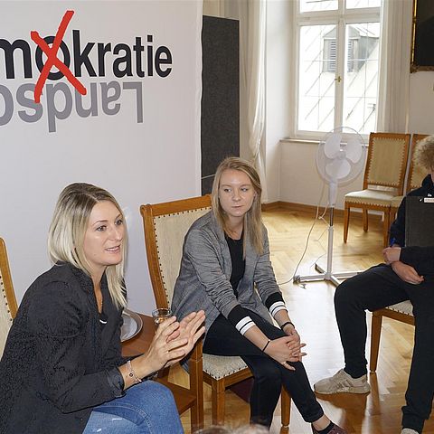 SchülerInnen der Polytechnischen Schule Jenbach beim diskutieren mit LA Ing.in Kathrin Kaltenhauser und LA Elisabeth Fleischanderl