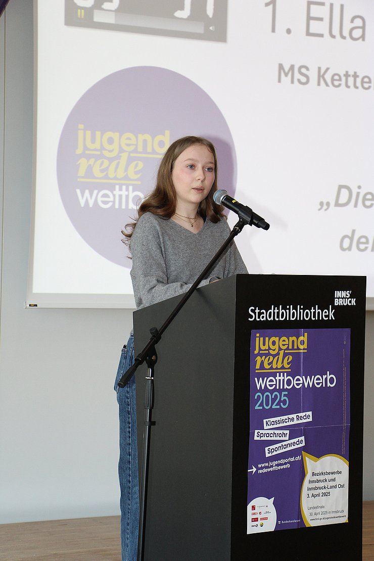Jugendliche spricht in Mikrofon