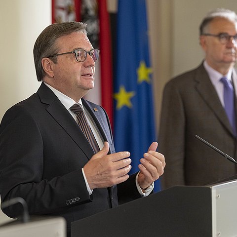 Landeshauptmann Günther Platter hob bei der Pressekonferenz die Bedeutung der Forschung rund um das Coronavirus hervor.