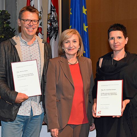 LRin Palfrader (Mitte) gratuliert den PreisterägerInnen Markus Köhle und Carolina Schutti. 