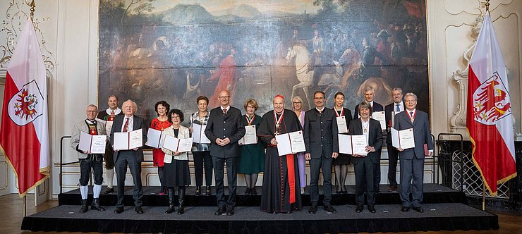 Das Gruppenfoto aller Ausgezeichneten mit LH Anton Mattle und Südtirols LH Arno Kompatscher in der Hofburg in Innsbruck.