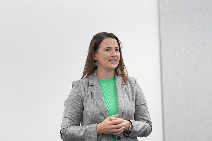 © Land Tirol/Dominik Frau beim Sprechen