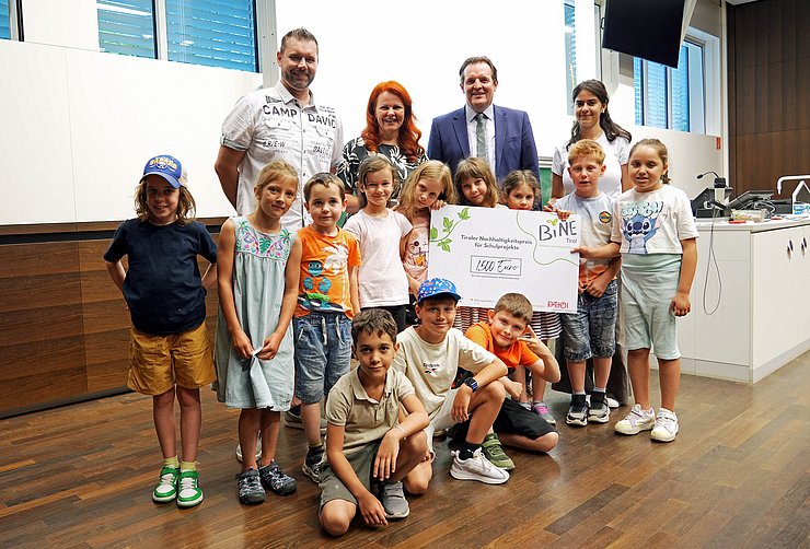 Den Tiroler Nachhaltigkeitspreis bei den Jüngsten erhielten die Kinder der Volksschule Josef Schweinester in Telfs für ihr Projekt zum Thema Kompost.