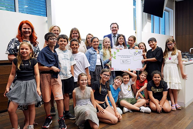 Der zweite Platz im Bereich der Volksschulen ging an die 4A-Klasse der Praxisvolksschule der PH Tirol – im Bild mit Margit Raich, Vizerektorin für Forschung und Entwicklung (3. v. l.).