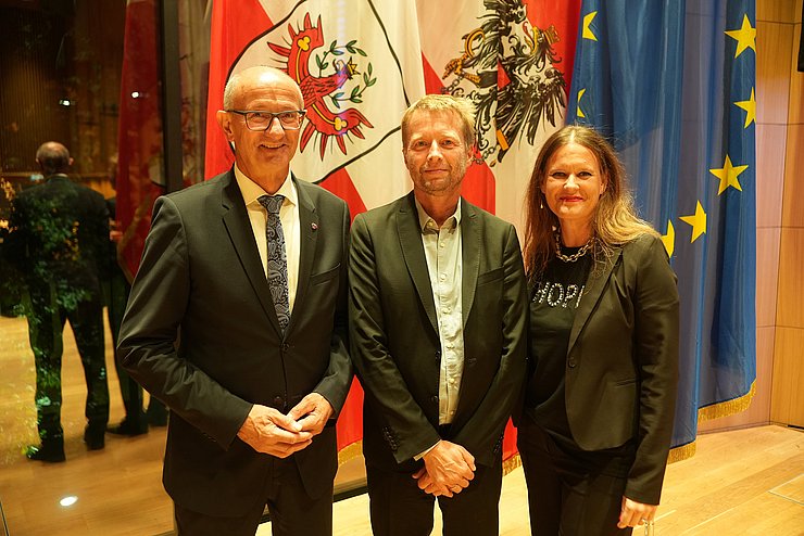 Der international renommierte Komponist Johannes Maria Staud bekam den hochdotierten Tiroler Landespreis für Kunst 2025 zuerkannt (im Bild mit LH Anton Mattle und Irene Girkinger, Intendantin des Tiroler Landestheaters).