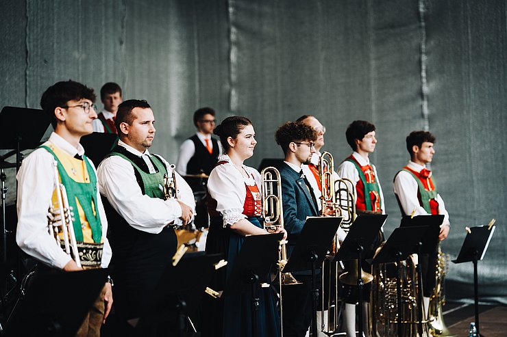 Junge Musikerinnen und Musiker bei den Promenadenkonzerten in Innsbruck.