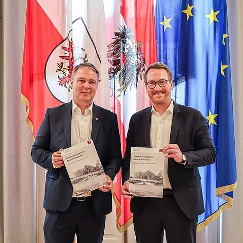 Vizekanzler Andreas Babler und LHStv Philip Wohlgemuth präsentieren die Kooperationsvereinbarung für mehr Zusammenarbeit in der Baukultur.