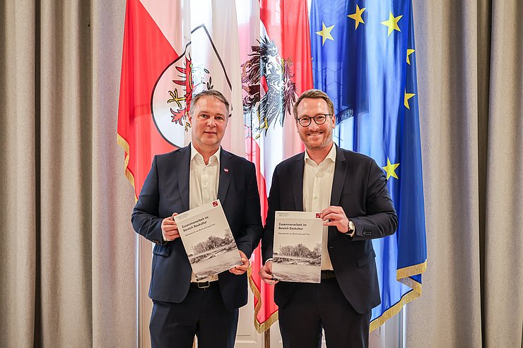 Vizekanzler Andreas Babler und LHStv Philip Wohlgemuth präsentieren die Kooperationsvereinbarung für mehr Zusammenarbeit in der Baukultur.