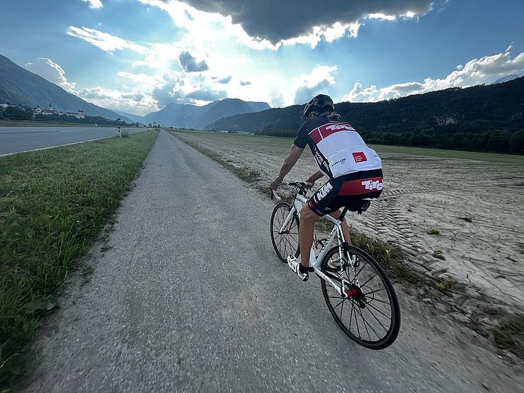 Rennradfahrer auf leerer Straße