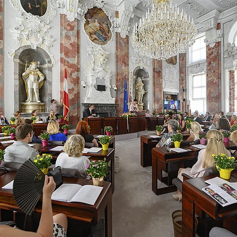 LTPin Sonja Ledl-Rossmann begrüßte die Festgäste aus Politik, Wissenschaft und Verwaltung im festlich geschmückten Landtagssitzungssaal.