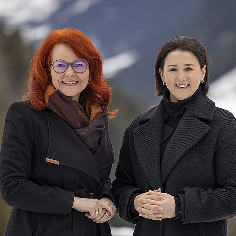 Familienlandesrätin Astrid Mair und Schullandesrätin Cornelia Hagele: "Unterstützung für Tirols Familien durch vergünstigte Nachhilfe-Angebote dank des Tiroler Familienpasses."  
