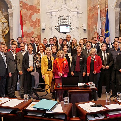 Abgeordnete aller im Landtag vertretenen Fraktionen sowie die Mitglieder der Landesregierung setzten bei der aktuellen Landtagssitzung ein Zeichen gegen Gewalt an Frauen und Mädchen.