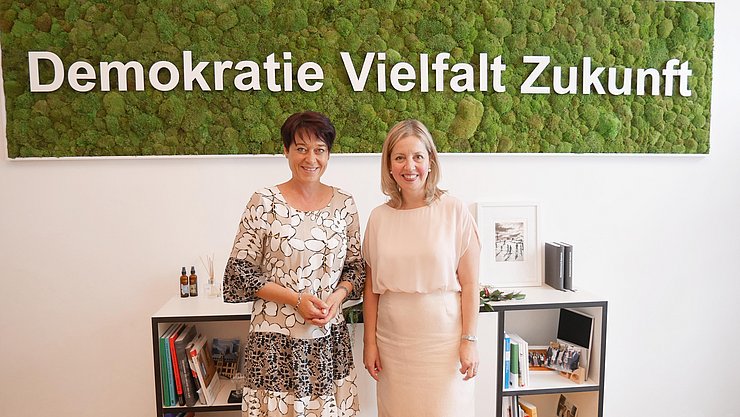 LTPin Ledl-Rossmann hieß die kanadische Botschafterin Hulan (re.) im Tiroler Landtag willkommen.