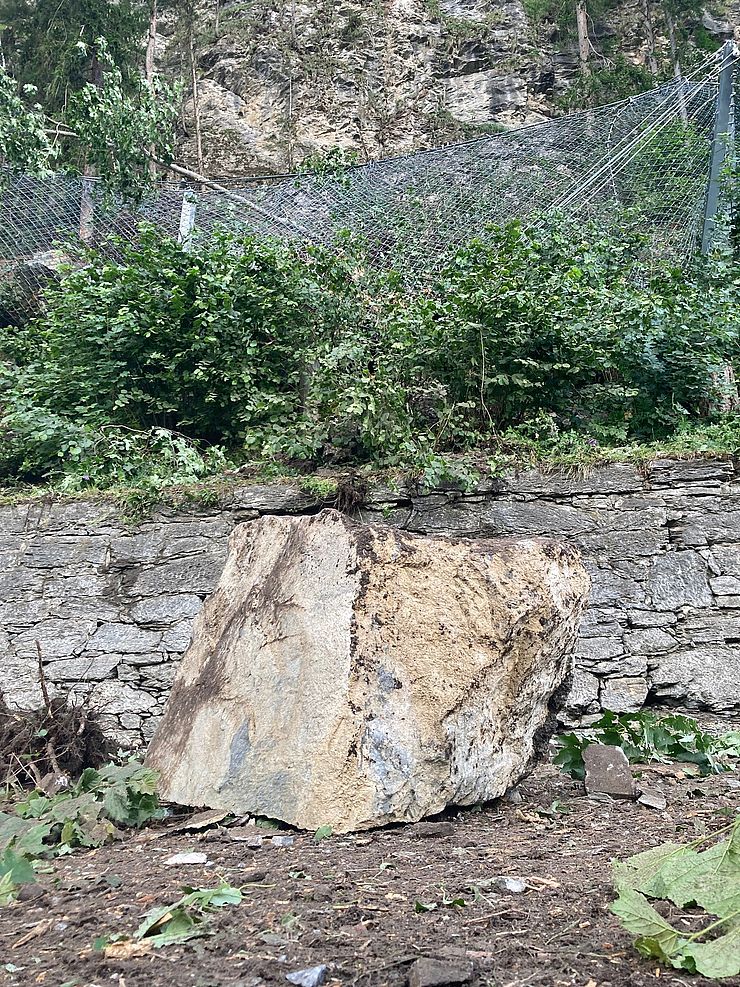 Bild vom 15 Kubikmeter großen Fels. 