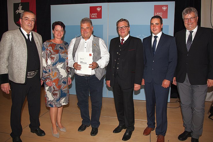 V. li. bei der Auszeichnung Konrad Geisler (stellv. BH von Reutte), Landtagspräsidentin Sonja Ledl-Rossmann, Roland Zitt, LH Günther Platter, Daniel Müller (Vize-Bgm Grän) und Martin Schädle (Bgm Grän).