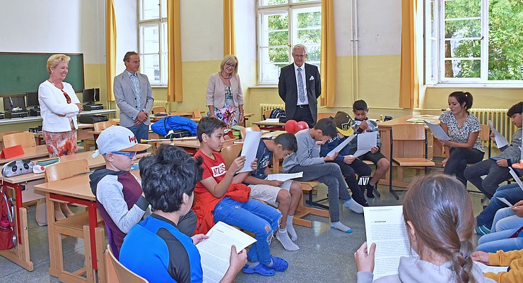 Vor Ort bei der Sommerschule 2020 v. li. Sabine Kolbitsch (Gemeinderätin Stadt Hall), Helmut Krepper (Direktor Volksschule Am Stiftsplatz Hall), Bildungslandesrätin Beate Palfrader und Werner Mayr (Leiter des pädagogischen Dienstes der Bildungsdirektion Tirol). 