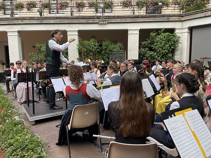 MusikerInnen mit Dirigent