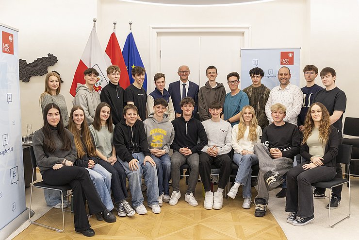 Mehrere Menschen posieren für ein Gruppenbild.