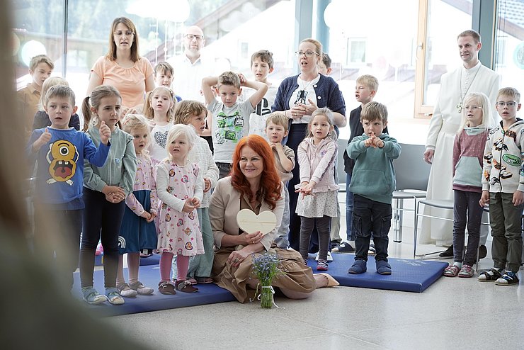 Die SchülerInnen und Lehrkräfte der Volksschule Gries im Sellrain hießen die Bildungslandesrätin herzlich in ihrer Aula willkommen.