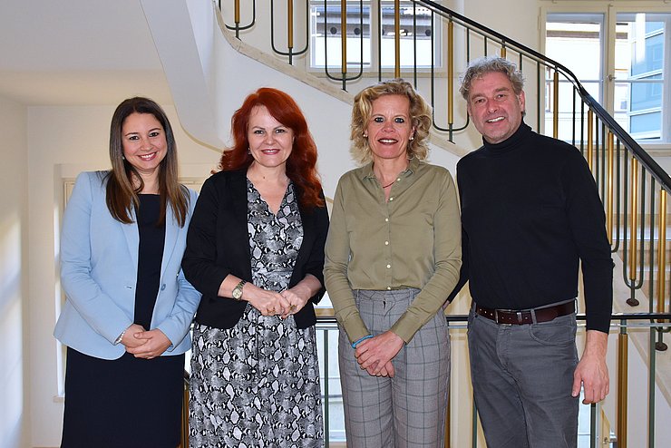 Gruppenfoto der GesprächsteilnehmerInnen der Pressekonferenz