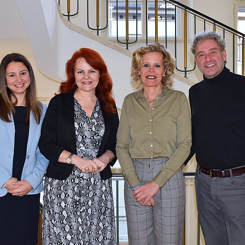 Gruppenfoto der GesprächsteilnehmerInnen der Pressekonferenz