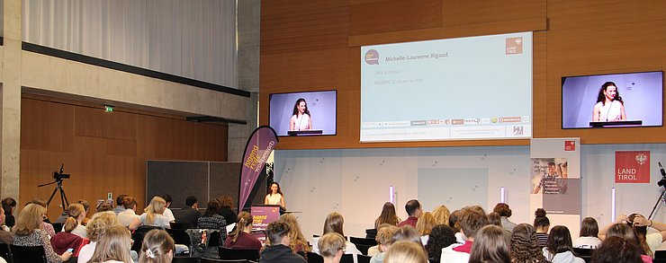 Jugendliche spricht vor Publikum